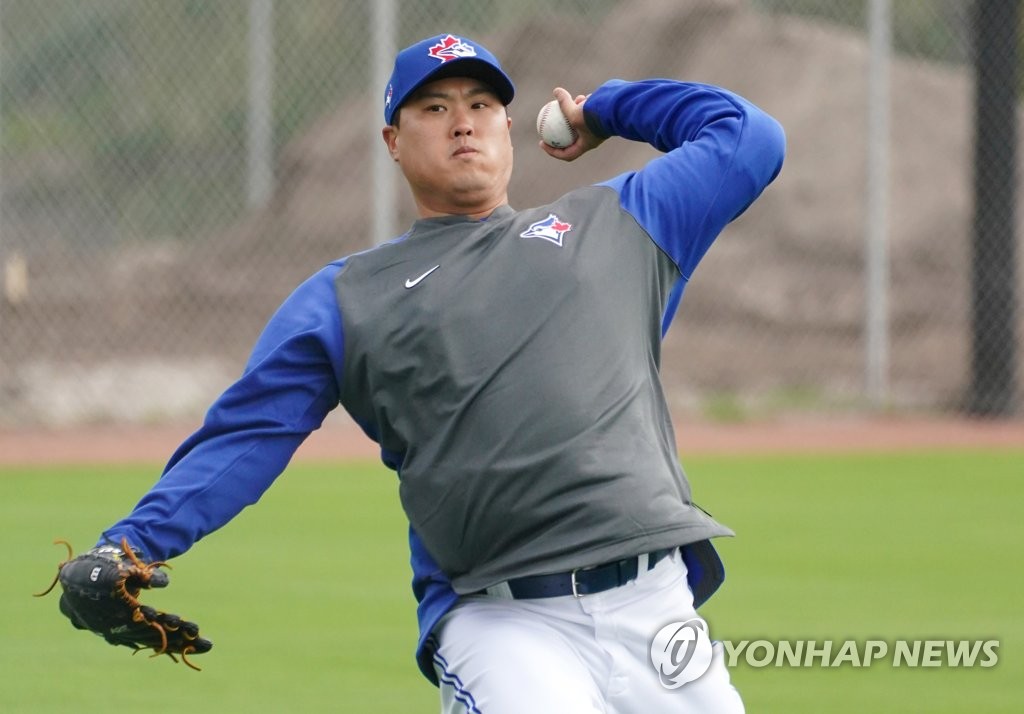 Ryu Hyun-jin of the Toronto Blue Jays plays catch with Shun Yamaguchi (not pictured) at Player Development Complex, outside TD Ballpark, in Dunedin, Florida, on Feb. 21, 2020. (Yonhap)