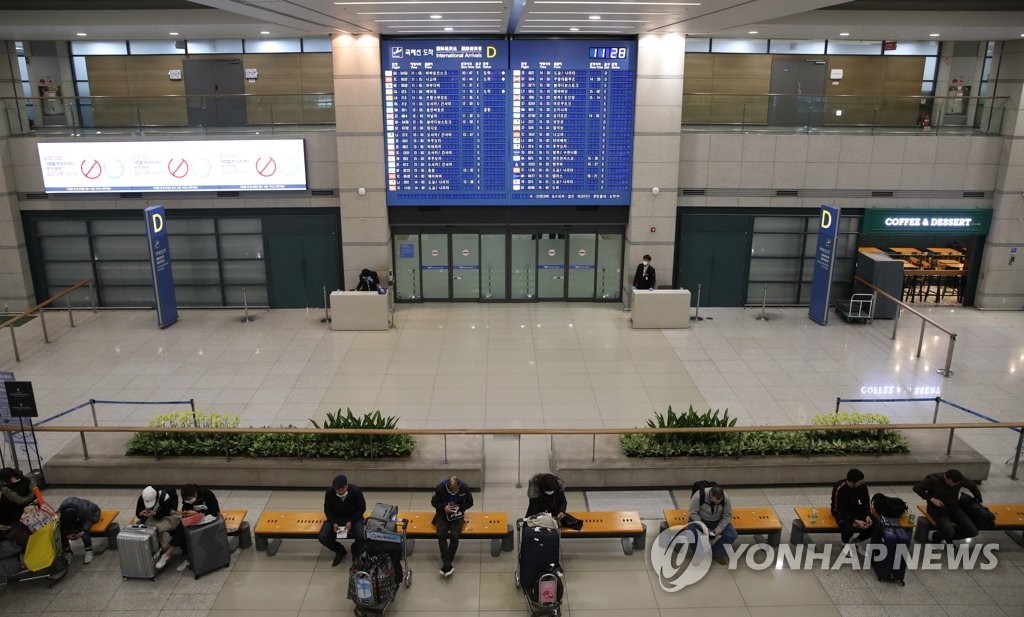 This photo shows a nearly deserted arrivals gate at Incheon International Airport, west of Seoul, on Feb. 25, 2020. (Yonhap) 