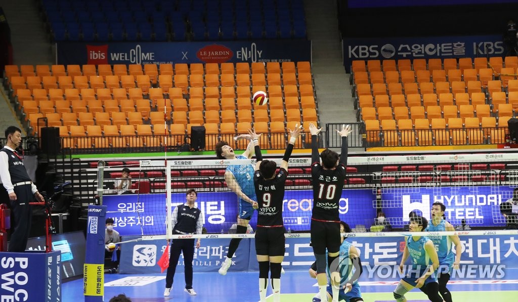 This file photo from Feb. 25, 2020, shows a men's V-League volleyball match between the home team Kepco Vixtorm and the Samsung Fire & Marine Insurance Bluefangs taking place without fans in the stands. (Yonhap)