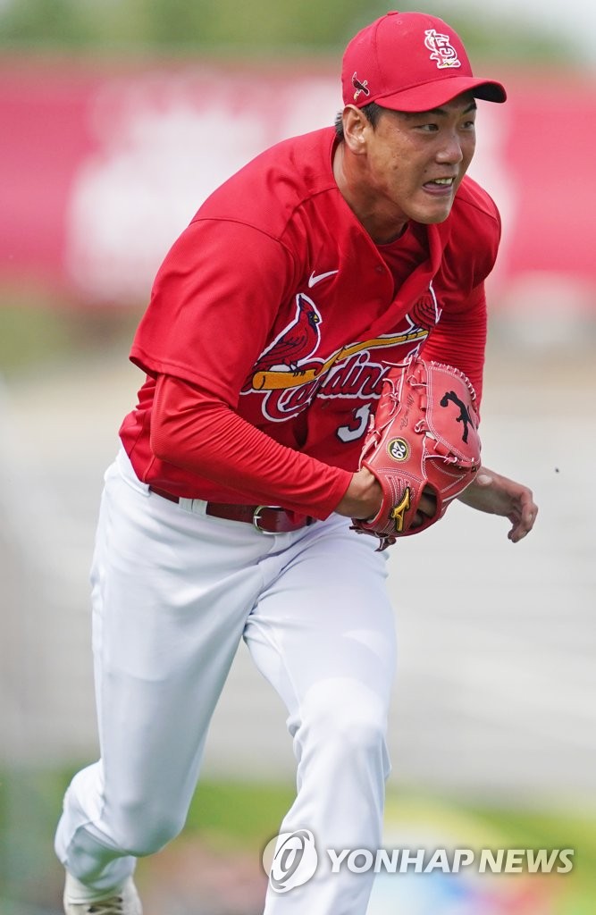 In this file photo from Feb. 26, 2020, Kim Kwang-hyun of the St. Louis Cardinals runs to cover first base against the Miami Marlins in a spring training game at Roger Dean Chevrolet Stadium in Jupiter, Florida. (Yonhap)
