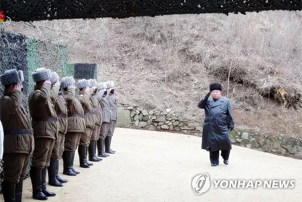 마스크 쓴 군인 거수경례를 받는 김정은