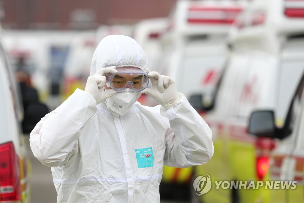 A health worker checks his protective glasses before starting his work in Daegu on March 1, 2020. (Yonhap)