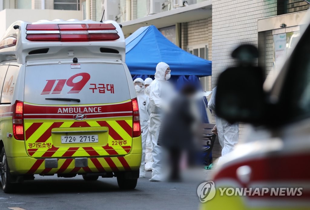 A novel coronavirus-infected person arrives by ambulance at Keimyung University Dongsan Medical Center in Daegu, 300 kilometers southeast of Seoul, on March 4, 2020. (Yonhap)