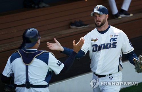 LG Twins retain free agent outfielder Kim Hyun-soo : r/KBO