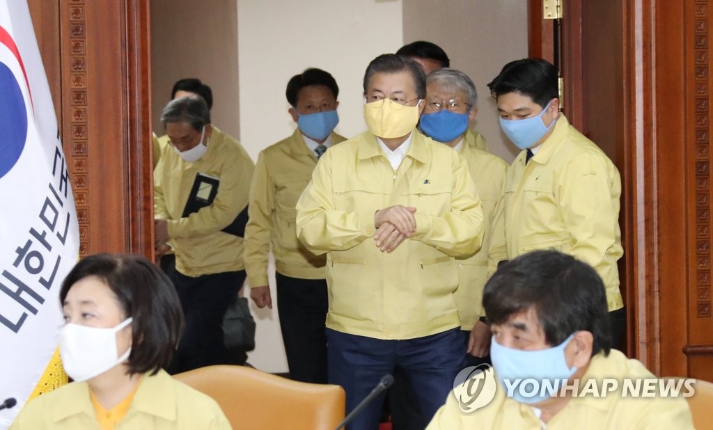黄色の布製マスクを着用して閣議に出席した文大統領＝１７日、ソウル（聯合ニュース）