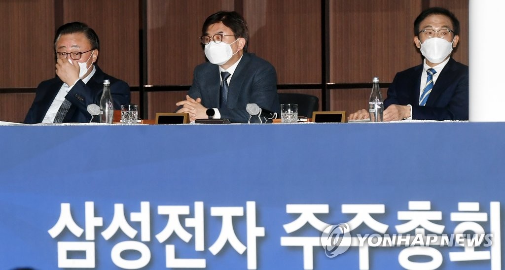 This photo taken on March 18, 2020, shows CEOs of Samsung Electronics Co. at the company's shareholders' meeting in Suwon, south of Seoul. From left are Koh Dong-jin from IT and mobile communications division; Kim Hyun-suk from consumer electronics division; and Kim Ki-nam from device solutions division. (Yonhap)