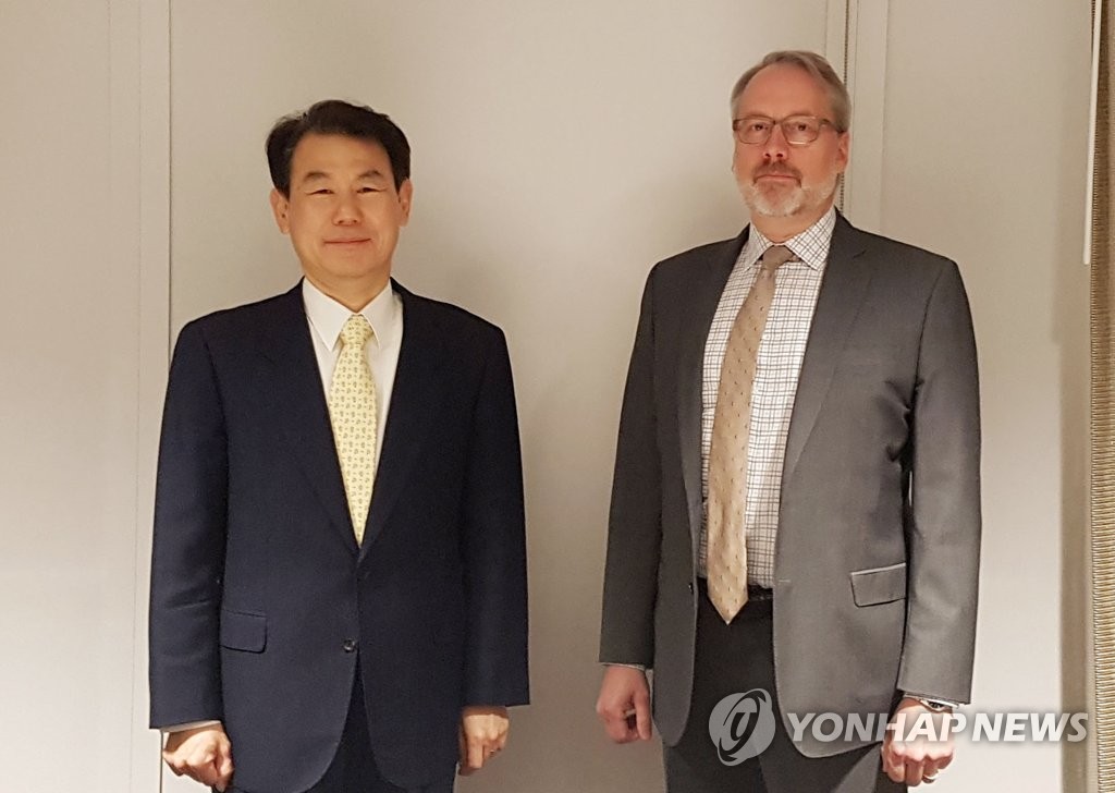 This photo, provided by Seoul's foreign ministry, shows Jeong Eun-bo (L), South Korea's chief negotiator for the Special Measures Agreement, and his U.S. counterpart, James DeHart, ahead of negotiations in Los Angeles on March 17, 2020. (No resales. No archiving) (Yonhap)