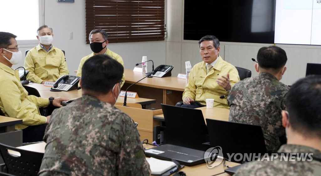 Defense Minister Jeong Kyeong-doo (C) speaks to service members during a visit to the Armed Force Chemical, Biological and Radiological Defense Command in Seoul on March 23, 2020. (PHOTO NOT FOR SALE) (Yonhap)