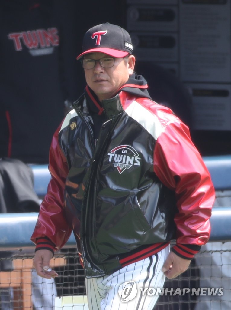In this file photo from March 30, 2020, Ryu Joong-il, manager of the LG Twins, watches his team's intrasquad game at Jamsil Stadium in Seoul. (Yonhap)
