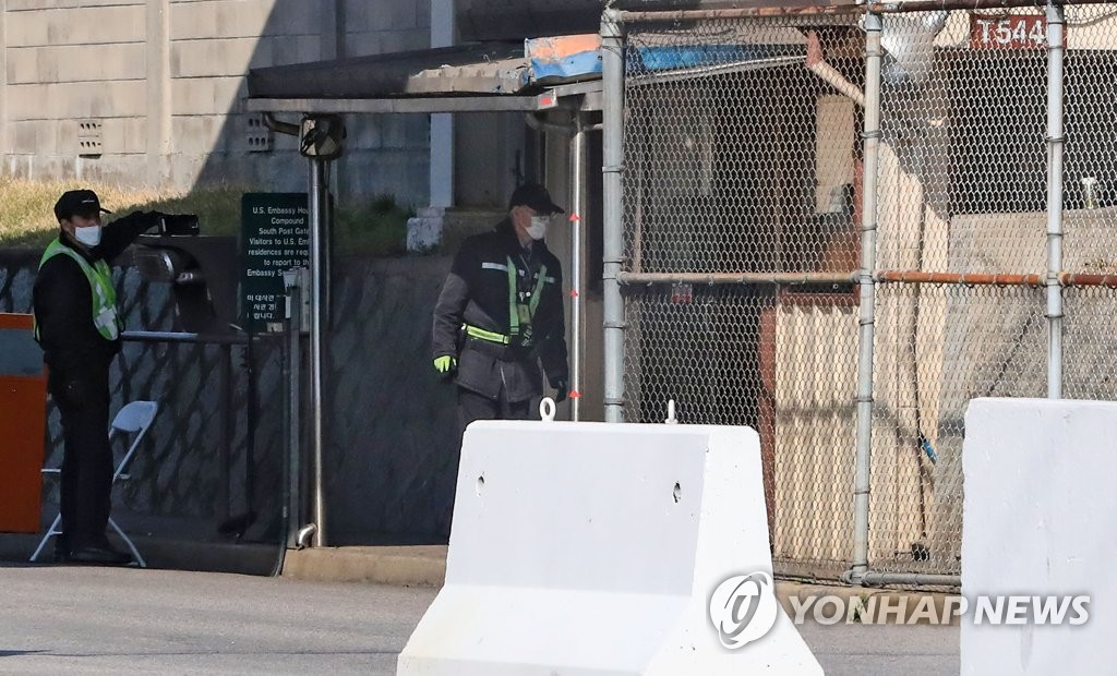 South Korean exployees are on duty at a U.S. military base in Seoul on March 31, 2020. (Yonhap)