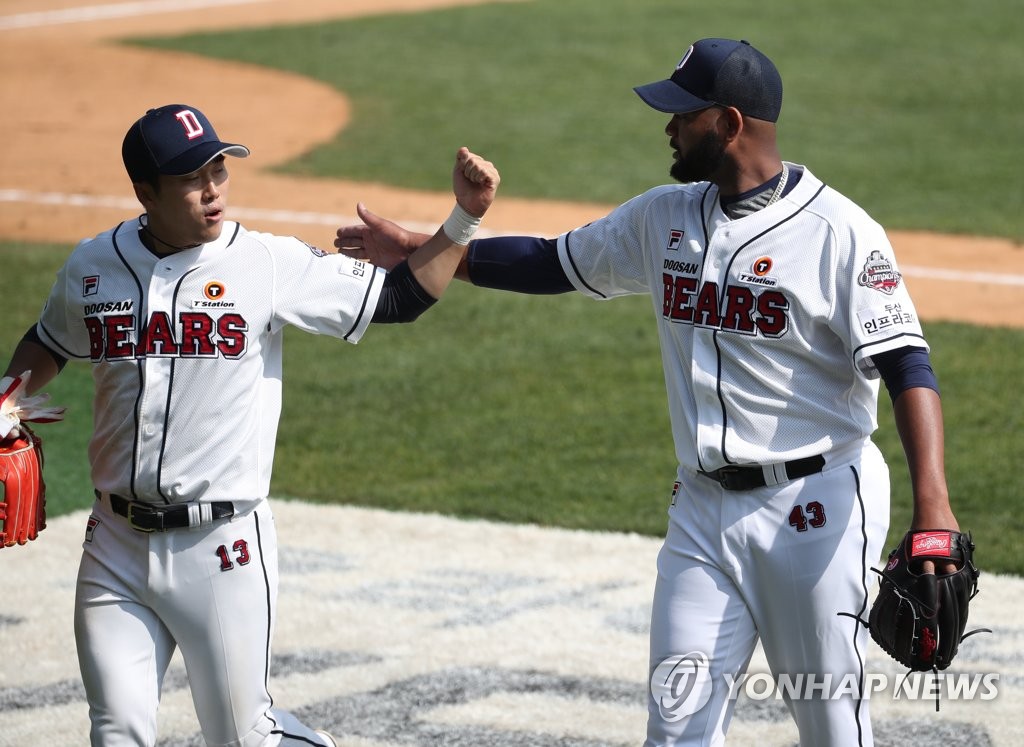 Raul Alcantara (R) and Hur Kyoung-min of the Doosan Bears celebrate after ending the top of the third inning of their intrasquad game at Jamsil Stadium in Seoul on March 31, 2020. (Yonhap)