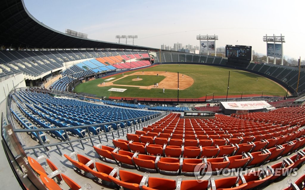 The Doosan Bears of the Korea Baseball Organization play an intrasquad game at an empty Jamsil Stadium in Seoul on March 31, 2020. (Yonhap)