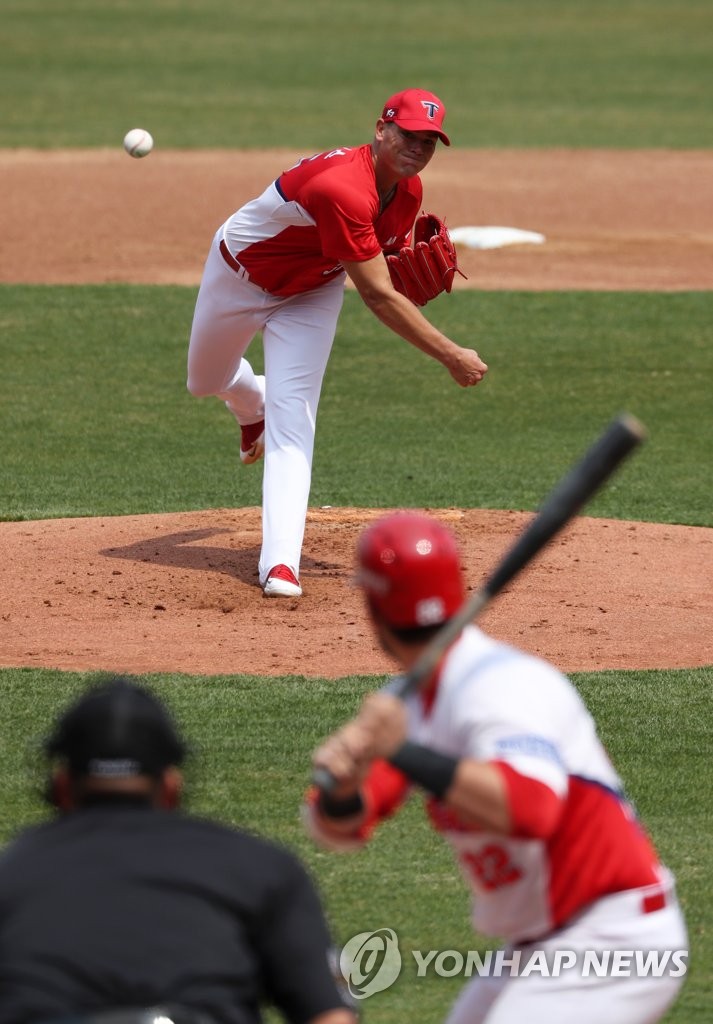 In this file photo from April 2, 2020, Aaron Brooks of the Kia Tigers pitches to teammate Preston Tucker during their intrasquad game at Gwangju-Kia Champions Field in Gwangju, 330 kilometers south of Seoul. (Yonhap)
