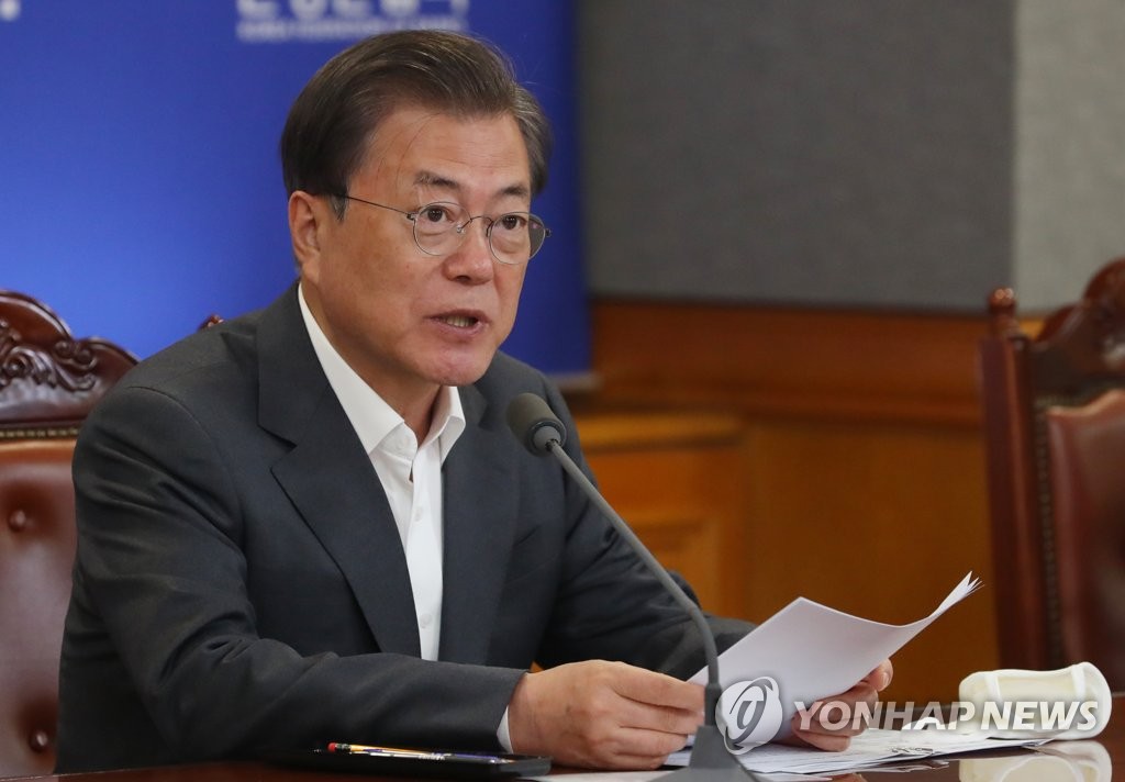 President Moon Jae-in speaks at a meeting with heads of South Korea's major banks at the Korea Federation of Banks headquarters in Seoul on April 6, 2020. (Yonhap)
