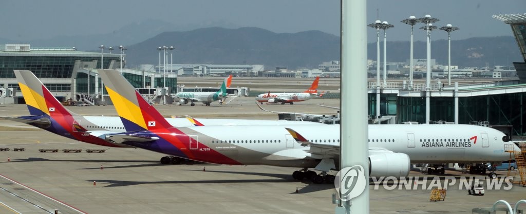 This photo, taken on April 9, 2020, shows Asiana Airlines Inc. planes grounded at Incheon International Airport, west of Seoul. (Yonhap)