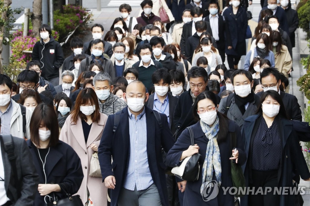 코로나19 마스크 쓴 통근자들로 붐비는 도쿄 거리