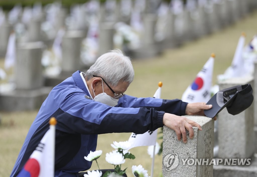 Paying tribute | Yonhap News Agency