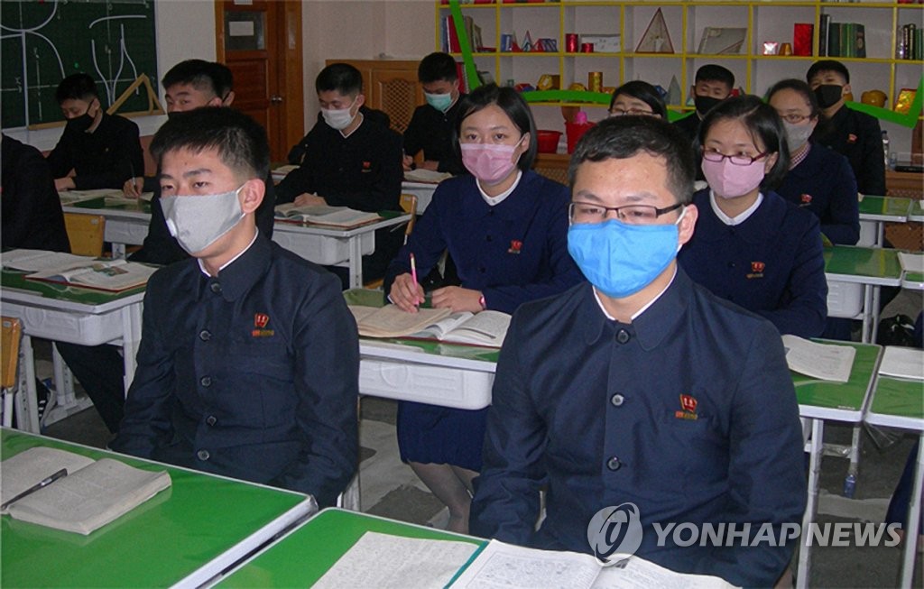 북한, 고교 졸업반·대학 일부 개학…마스크 쓰고 수업 시작