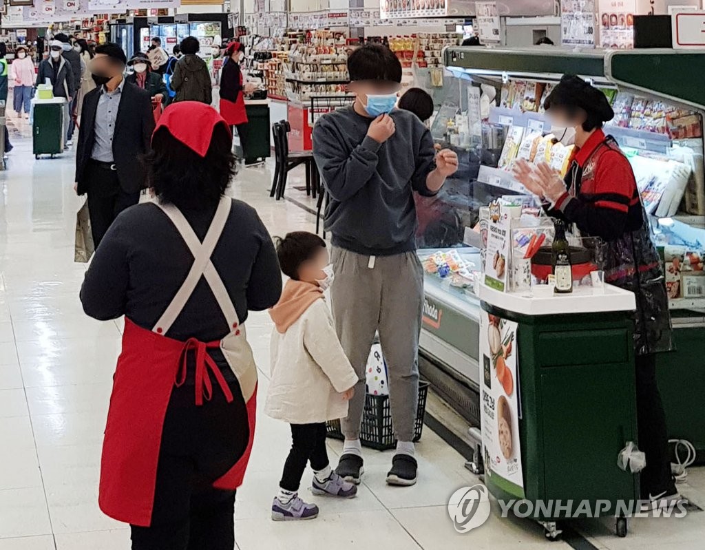 Visitors shop for groceries at a supermarket in Seoul on April 27, 2020. (Yonhap)