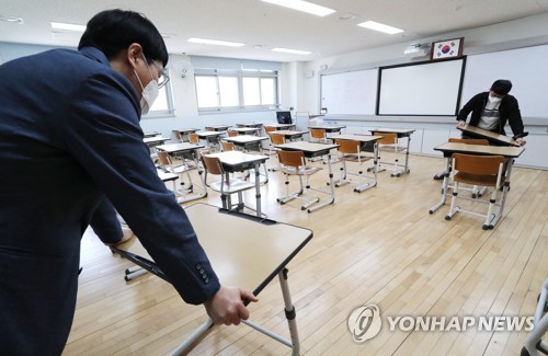 Teachers prepare to reopen classes at a school in Sejong, 130 kilometers south of Seoul, in this file photo from May 1, 2020. (Yonhap)