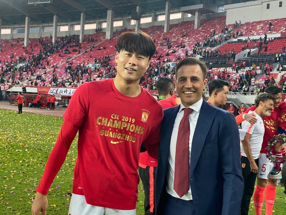 This file photo provided by the sports agency Square Sports on May 4, 2020, shows Guangzhou Evergrande's South Korean player Park Ji-su, posing with his head coach Fabio Cannavaro. (PHOTO NOT FOR SALE) (Yonhap)