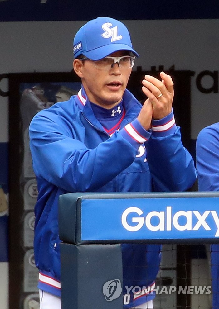 In this file photo from May 5, 2020, Samsung Lions manager Huh Sam-young watches his team in action against the NC Dinos in the first game of the 2020 Korea Baseball Organization season at Daegu Samsung Lions Park in Daegu, 300 kilometers southeast of Seoul. (Yonhap)