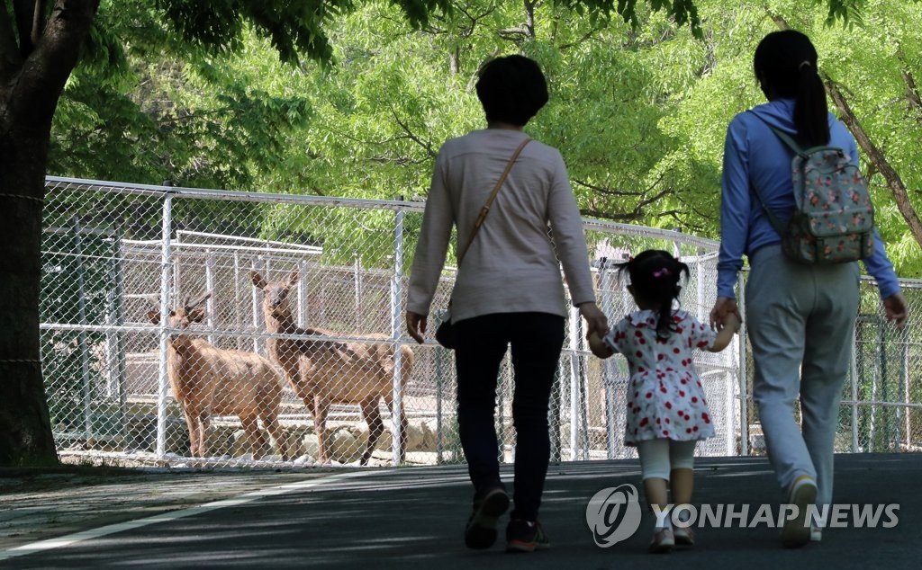 Visitors walk around a zoo located in Gwangju, around 330 kilometers south of Seoul, on May 6, 2020. South Korea further lifted its strict social distancing scheme that had been put in force since early March on the same day. (Yonhap)