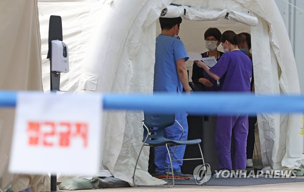 This photo, taken on May 14, 2020, shows medical workers at an outdoor COVID-19 testing center at Seoul Medical Center in Seoul's northeastern district of Jungnang Ward. (Yonhap)