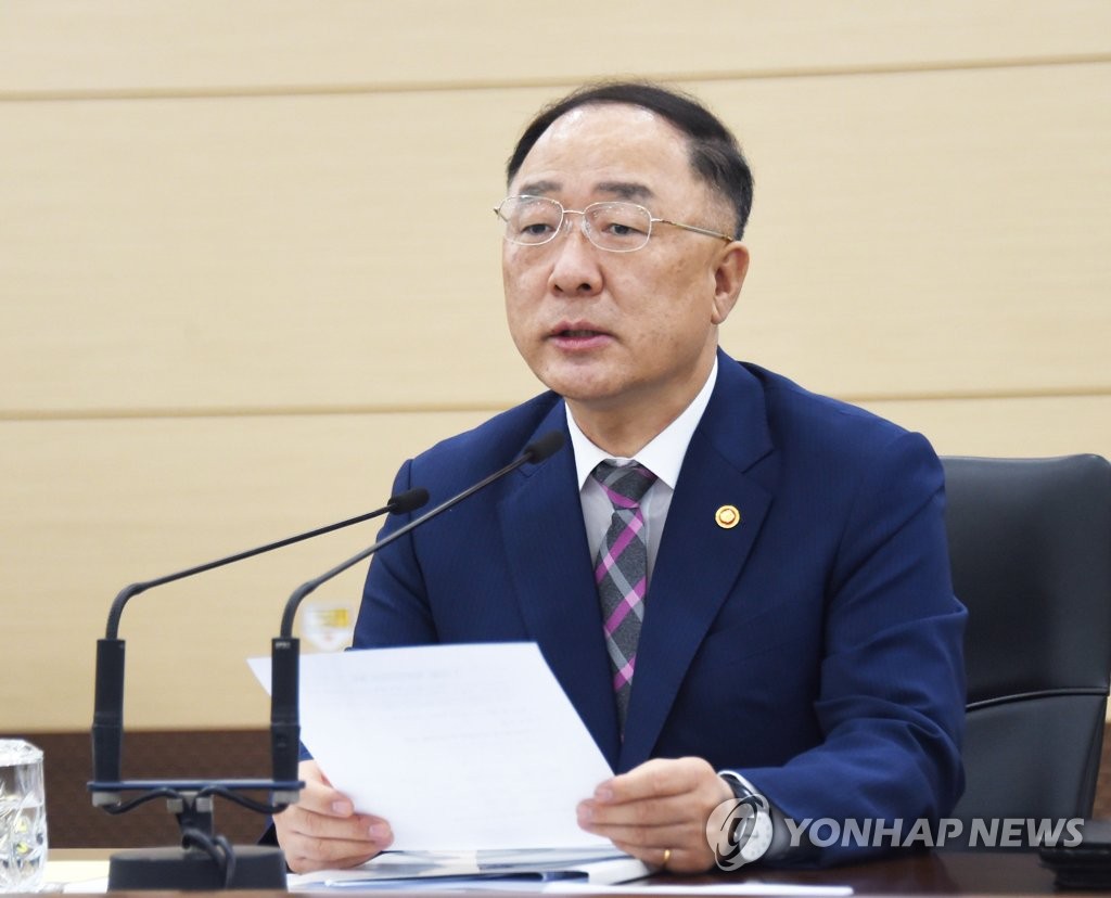 Finance Minister Hong Nam-ki speaks at a meeting with senior ministry officials on May 18, 2020, in this photo provided by the ministry. (PHOTO NOT FOR SALE) (Yonhap)
