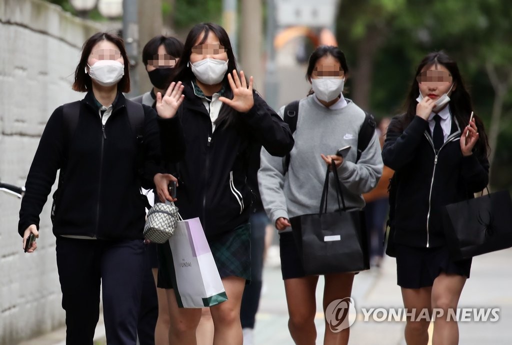 Students head to a high school in Seoul on May 20, 2020. (Yonhap)