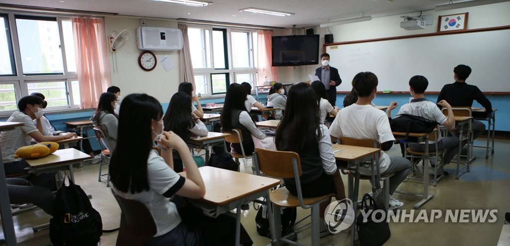 거리 둔 채 수업 듣는 고3