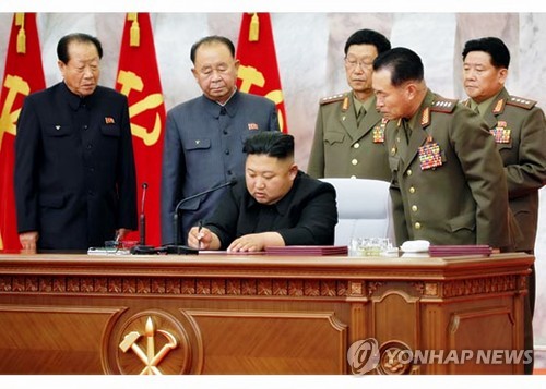 북한 '미사일 개발' 리병철·'포병 전문' 박정천 나란히 승진