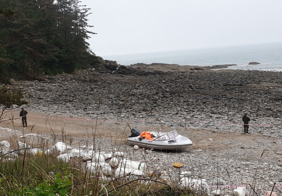 This photo, provided by a Yonhap reader, shows a boat abandoned at a beach in the coastal city of Taean. Police said on May 24, 2020, the illegal entry of Chinese is suspected. (PHOTO NOT FOR SALE) (Yonhap)