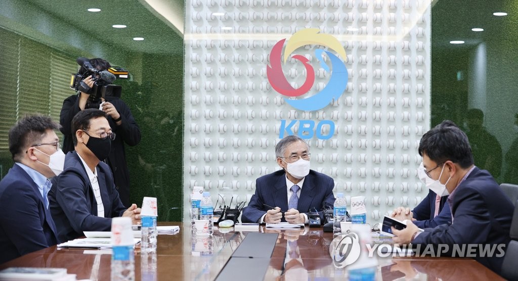 Choi Won-hyun (C), head of the Korea Baseball Organization's disciplinary committee, chairs a meeting on May 25, 2020, to discuss the status of former Pittsburgh Pirates infielder Kang Jung-ho, who, despite a history of drunk driving accidents, has applied for a return to the KBO. (Yonhap)