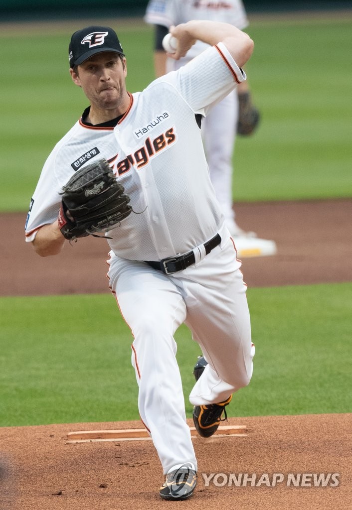 Chad Bell of the Hanwha Eagles pitches against the LG Twins in a Korea Baseball Organization regular season game at Hanwha Life Eagles Park in Daejeon, 160 kilometers south of Seoul, on May 26, 2020. (Yonhap)