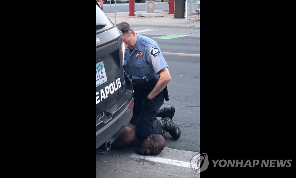 무릎으로 흑인 용의자 목누르는 미국 경찰관