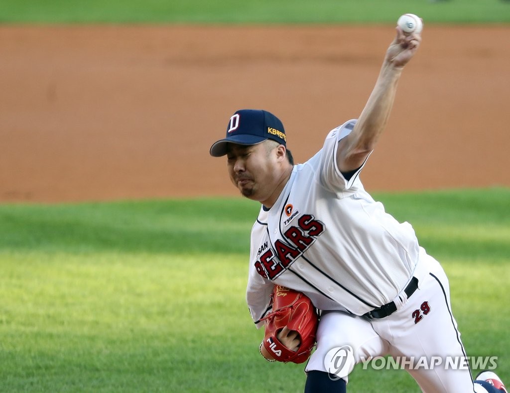 Yoo Hee-kwan pitches for Doosan