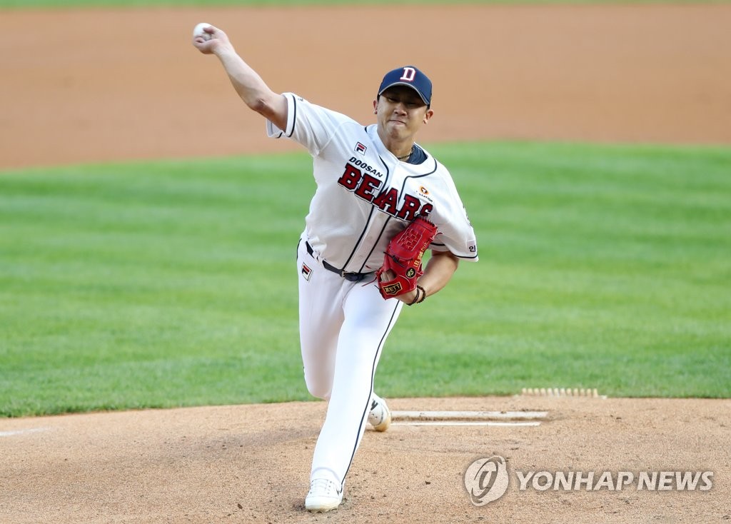 In this file photo from May 28, 2020, Lee Yong-chan, then of the Doosan Bears, pitches against the SK Wyverns in the top of the first inning of a Korea Baseball Organization regular season game at Jamsil Baseball Stadium in Seoul. (Yonhap)