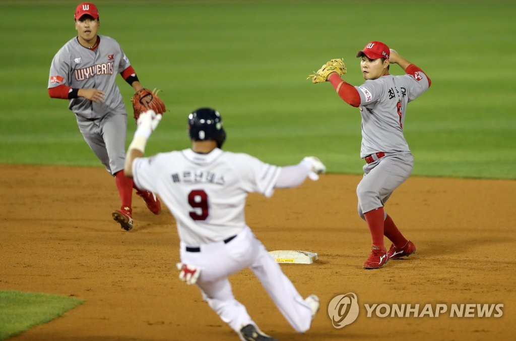Jose Miguel Fernandez of the Doosan Bears (C) is forced out at second base against the SK Wyverns in a Korea Baseball Organization regular season game at Jamsil Stadium in Seoul on May 28, 2020. (Yonhap)
