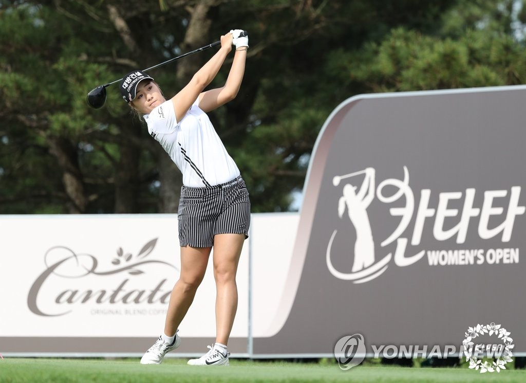 In this photo, provided by the Korea Ladies Professional Golf Association on June 4, 2020, Lee Jeong-eun of South Korea tees off at the 10th hole during the first round of the Lotte Cantata Ladies Open at Lotte Sky Hill Jeju Country Club in Seogwipo, Jeju Island. (PHOTO NOT FOR SALE) (Yonhap)