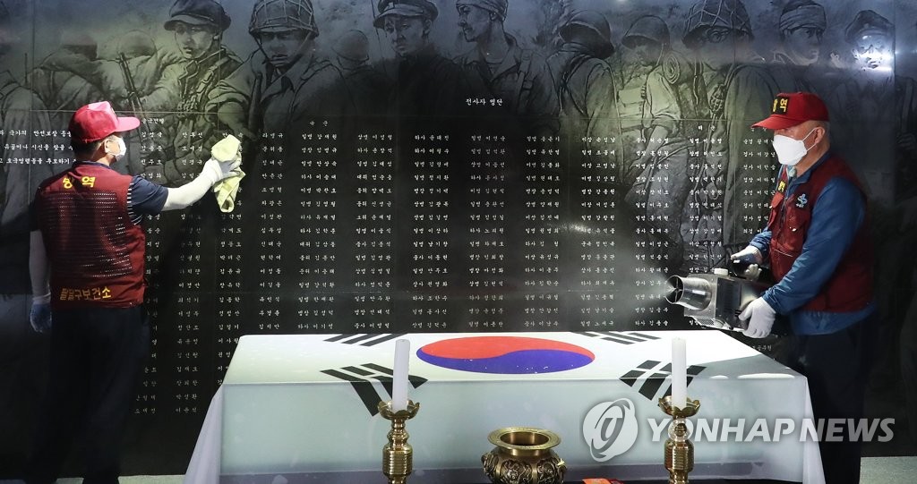 Workers disinfect a war memorial monument in Suwon, just south of Seoul, on June 4, 2020. (Yonhap)