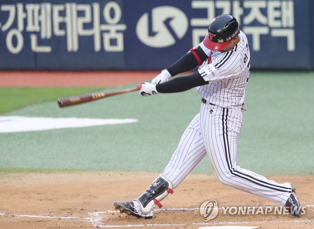 Lee Chun-woong of the LG Twins hits a two-run double in the bottom of the second inning of a Korea Baseball Organization regular season game against the Samsung Lions at Jamsil Baseball Stadium in Seoul on June 4, 2020. (Yonhap)
