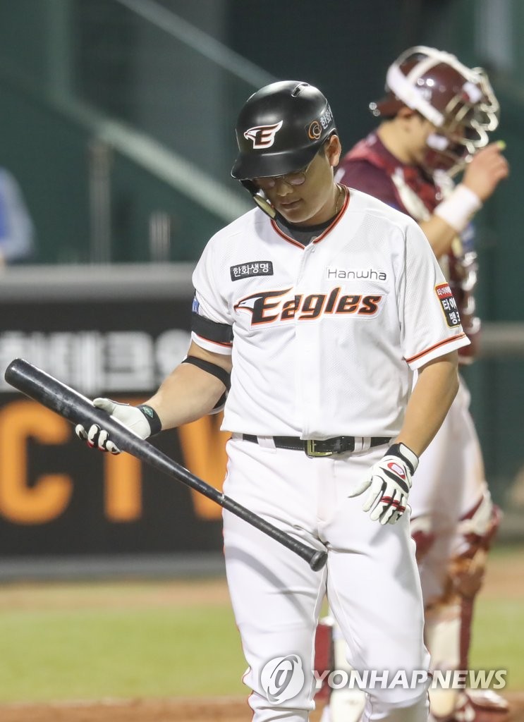 Lee Sung-yul of the Hanwha Eagles returns to the dugout after striking out against the Kiwoom Heroes in a Korea Baseball Organization regular season game at Hanwha Life Eagles Park in Daejeon, 160 kilometers south of Seoul, on June 4, 2020. (Yonhap)