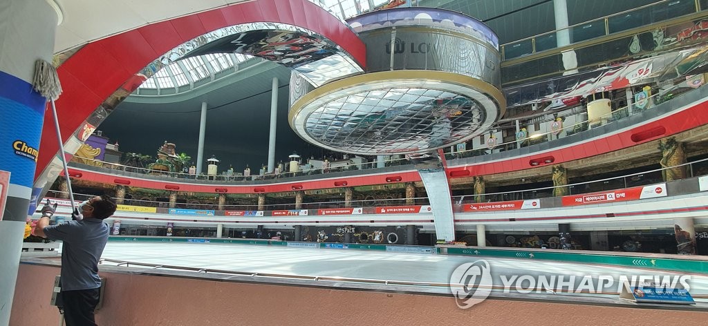 A worker cleans at Lotte World in southern Seoul on June 8, 2020, after the amusement park was forced to close a day earlier after a COVID-19 patient visited there on June 5. (Yonhap)