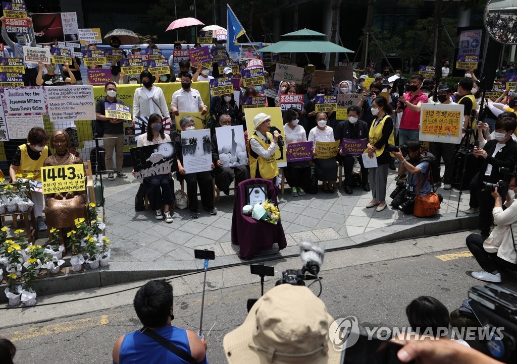 Gov't decides not to disclose details of meetings with Yoon on comfort women deal