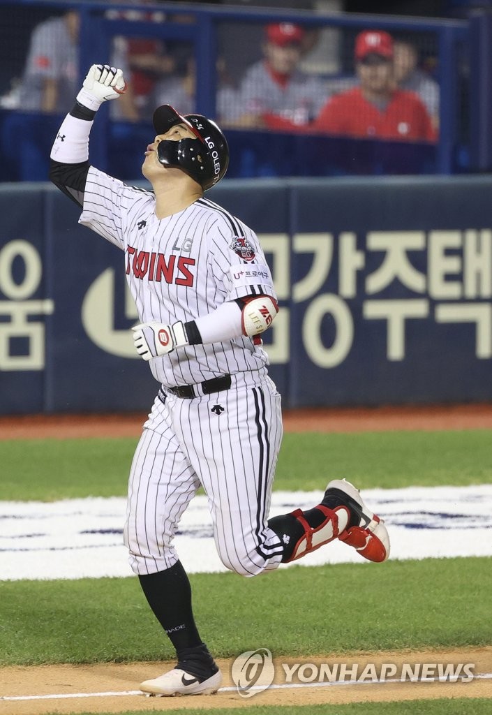 Lee Sung-woo of the LG Twins celebrates his solo home run against the SK Wyverns in the second game of their Korea Baseball Organization regular season double header at Jamsil Baseball Stadium in Seoul on June 11, 2020. (Yonhap)