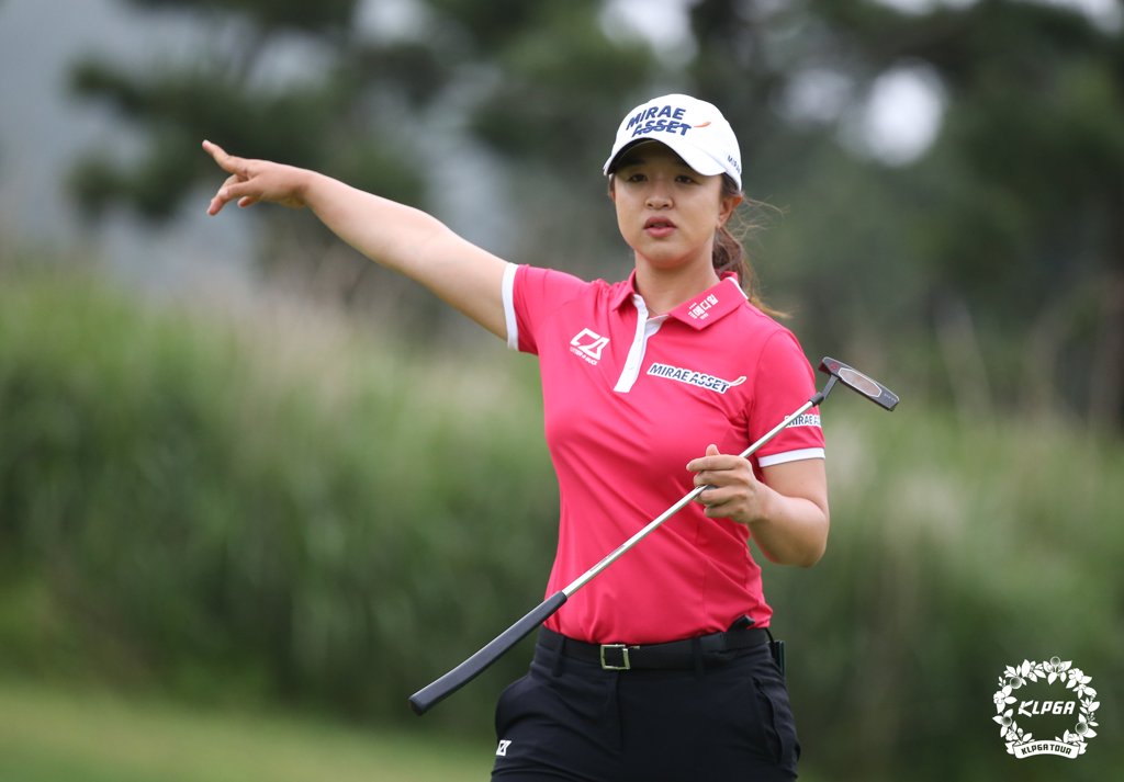 In this file photo provided by the Korea Ladies Professional Golf Association on June 13, 2020, Kim Sei-young of South Korea prepares to putt on the third green during the second round of the S-Oil Championship at Elysian Jeju Country Club in Jeju, Jeju Island. (PHOTO NOT FOR SALE) (Yonhap)