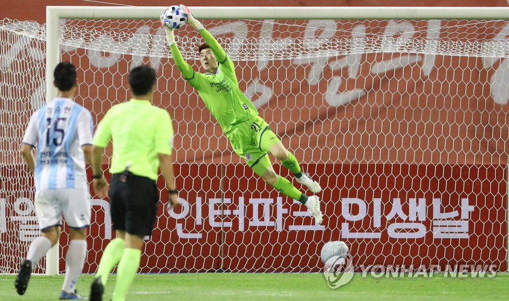 In this file photo from June 16, 2020, Jo Hyeon-woo of Ulsan Hyundai FC (R) makes a save during a K League 1 match against Gangwon FC at Gangneung Stadium in Gangneung, 230 kilometers east of Seoul. (Yonhap)