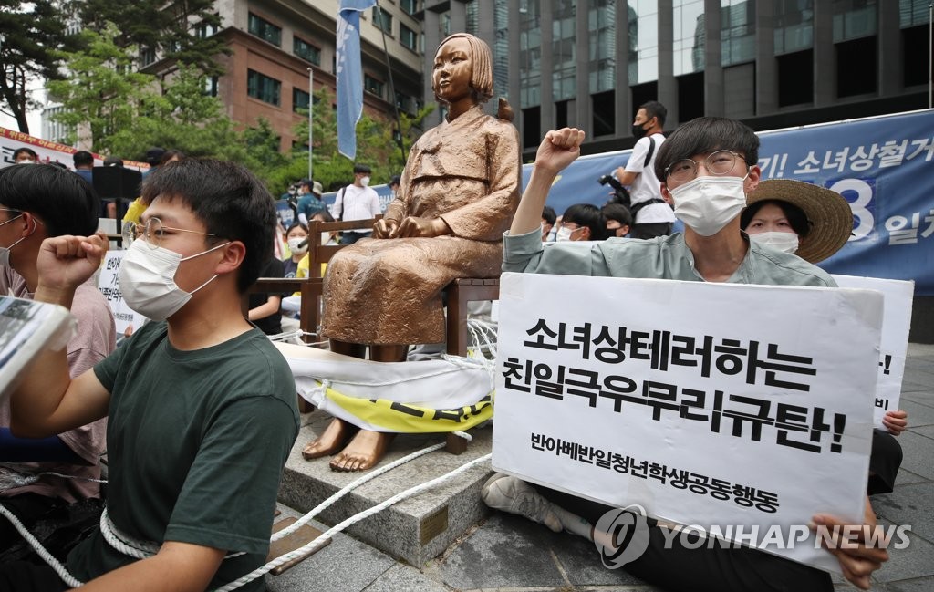 少女像と自身をロープで固定　革新系団体メンバーに罰金刑＝韓国