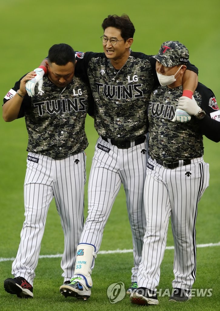 In this file photo from June 23, 2020, Park Yong-taik of the LG Twins (C) is carried off the field after injuring his right hamsting following an infield single against the Kiwoom Heroes in a Korea Baseball Organization regular season game at Jamsil Baseball Stadium in Seoul. (Yonhap)